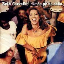Beth Carvalho foi fundamental para a popularização do grupo Fundo de Quintal, sendo conhecida como madrinha do samba. No álbum “De pé no chão” a cantora e compositora convidou o grupo para participar dele.
