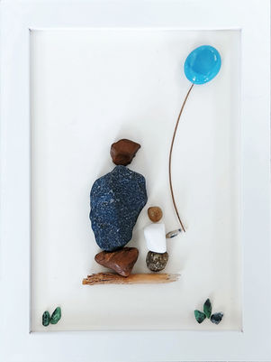 הורה וילד יושבים על ספסל