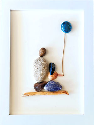 הורה וילד יושבים על ספסל