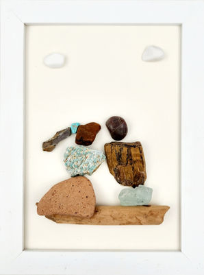 זוג יושב על ספסל