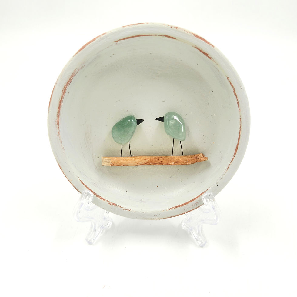 תמונה ממוזערת: מארז זוג ציפורים על צלחת טרקוטה קטנה, מעמד לתמונה ופתקית