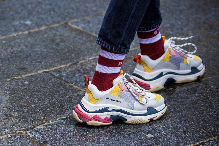 dua-vao-mau-sac-de-phoi-do-voi-giay-sneaker