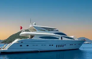 Crewed-motor-yacht-in-the-BVI.webp