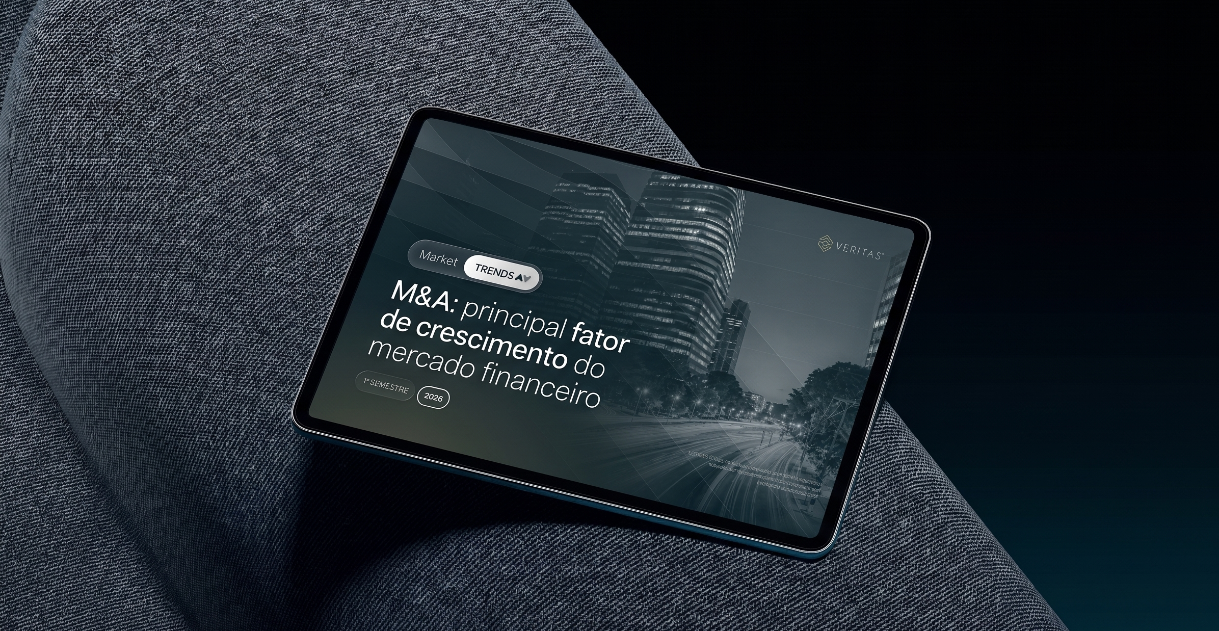 Imagem digital de um cenário urbano futurista com prédios altos e gráficos financeiros ascendentes, com uma linha de tendência indicando crescimento e progresso, além de partículas que se dispersam na parte inferior, simbolizando transformação