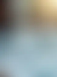 Mesa luxuosa com documentos financeiros, laptop e mapas mundiais para planejamento de investimentos internacionais 