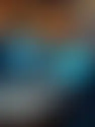 Executivo em escritório sofisticado analisando gráficos fiscais em múltiplas telas com mapas globais ao fundo 