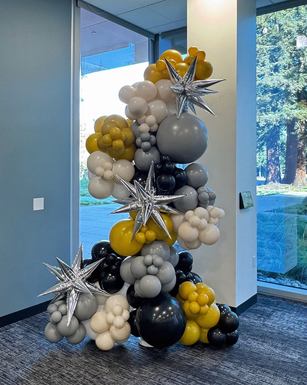 Freestanding balloon garland