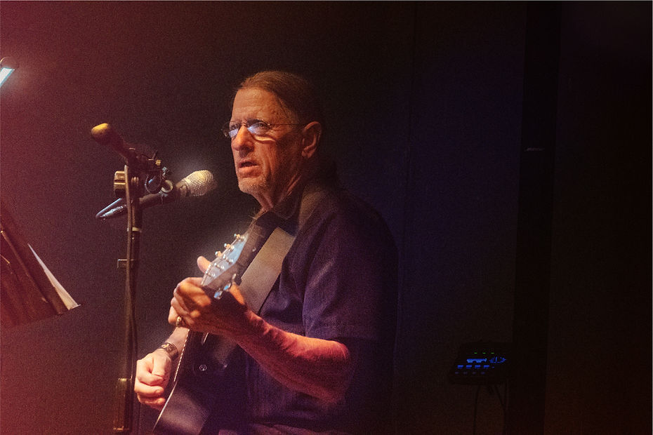 Tom Forbes singing and playing guitar - Tapistry - Kansas rock band.jpg