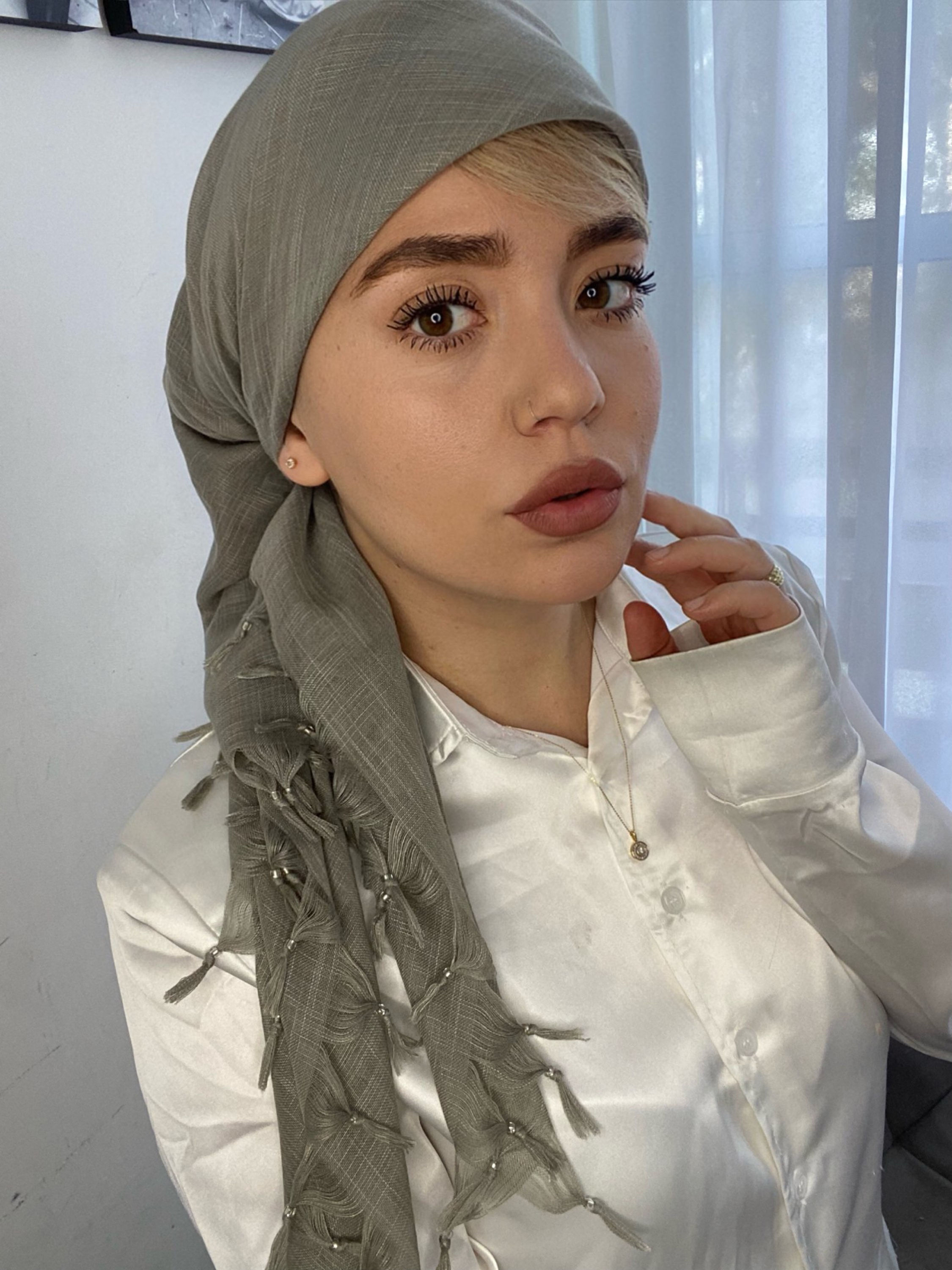 מרובעת סיומת חרוזים אפורה