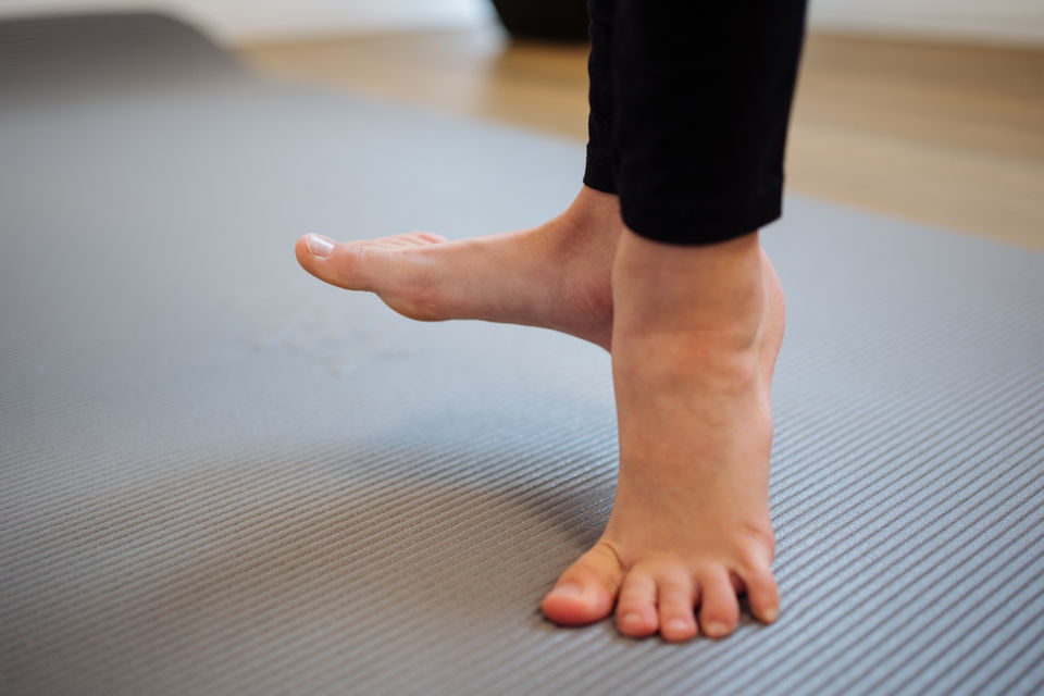 Füße auf Yogamatte, Gleichgewichtsübung