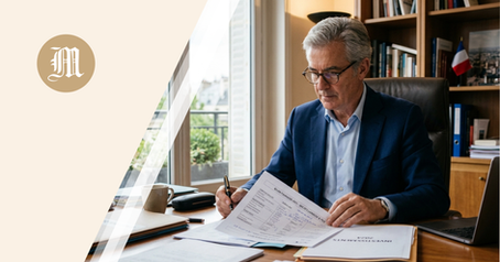 Dirigeant d'entreprise analysant ses dettes et établissant un plan de remboursement prioritaire