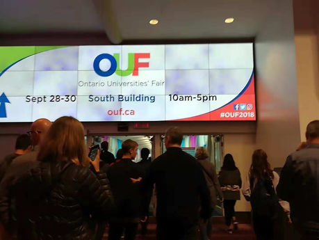 学生参观安省大学展OUF