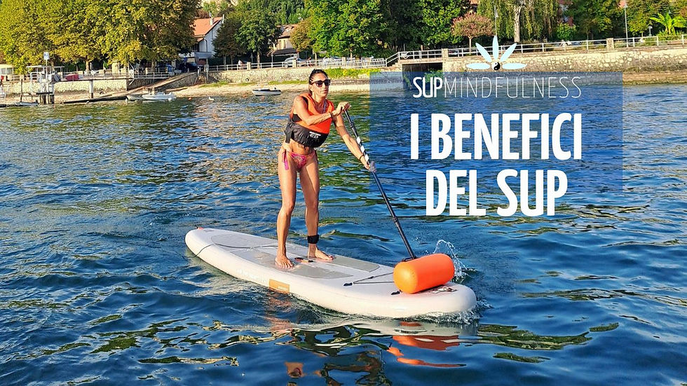 Ragazza che pagaia sul SUP sul Lago Maggiore