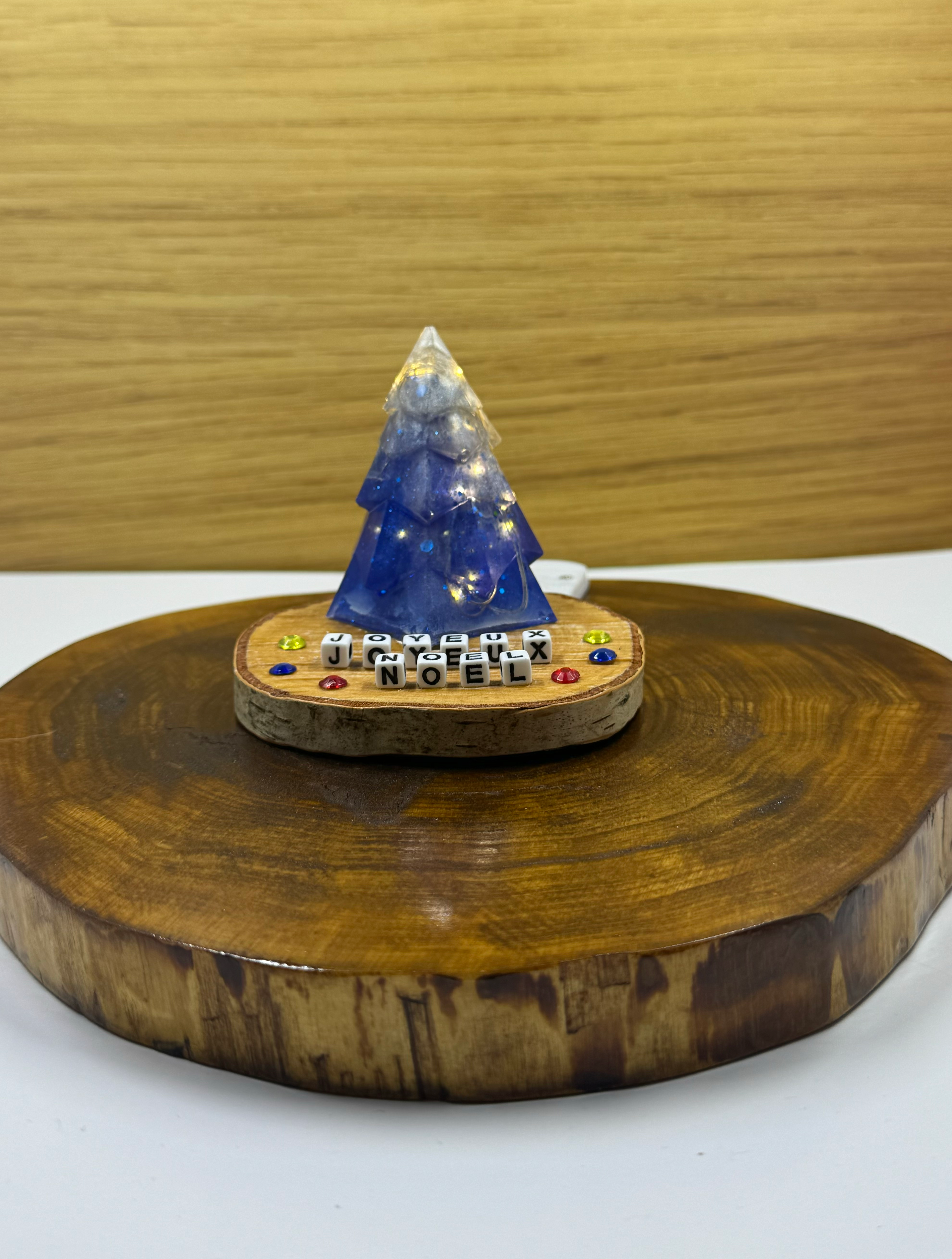 Petit sapin de Noël bleu illuminé (2) /Small illuminated blue Christmas tree (2)