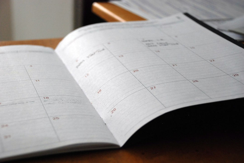 Calendario cartaceo aperto con date annotate a mano