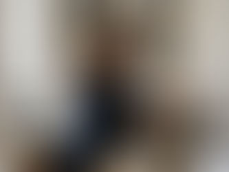 Una donna esamina documenti legali nel suo studio di casa in Francia.