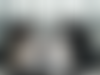 I fondatori delle startup si confrontano e lavorano insieme attorno a un vero tavolo di riunione.