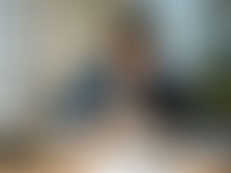 Esperto in diritto dei marchi al lavoro, intento ad analizzare documenti e pratiche sulla sua scrivania.