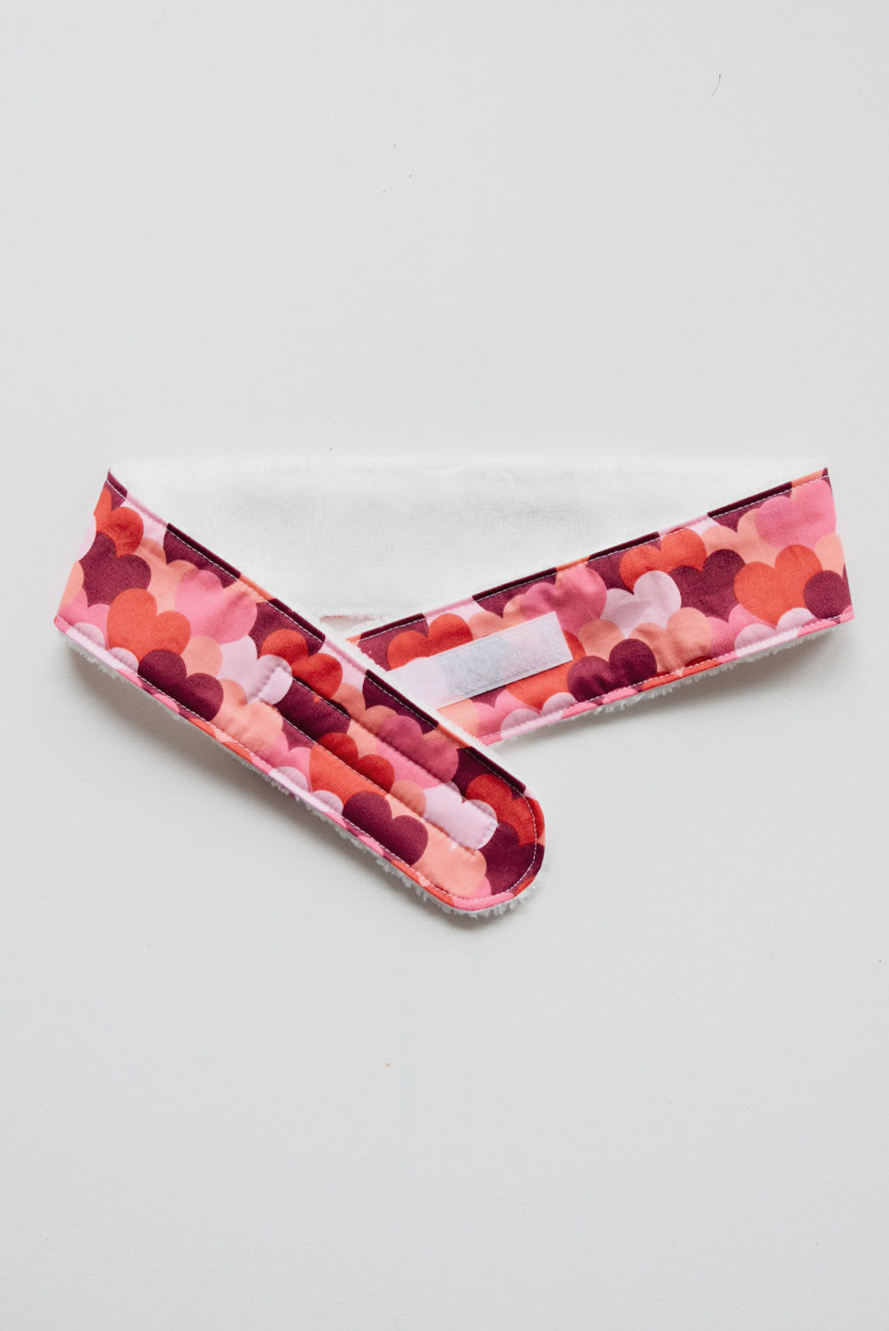 Bandeau de soins visage tissu aux motifs cœurs