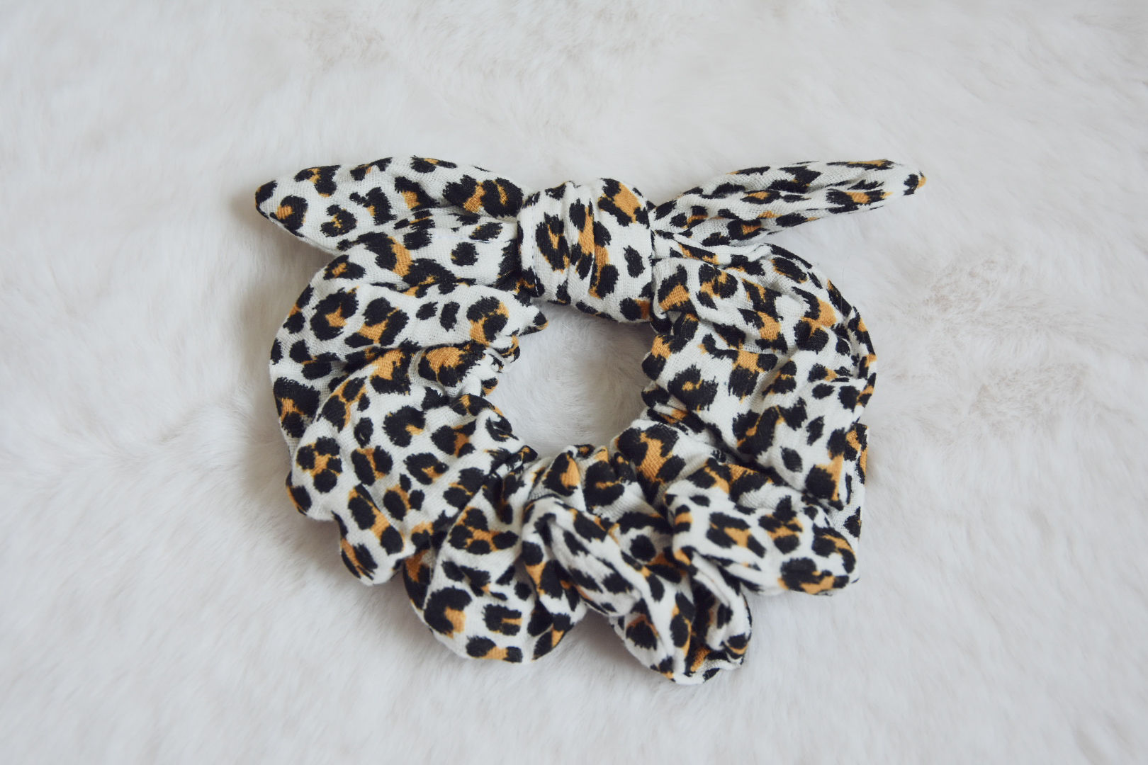 Chouchou en double gaze de coton leopard avec nœud