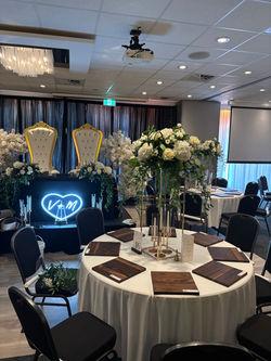 décor de mariage très chic avec fleurs blanches et verdures