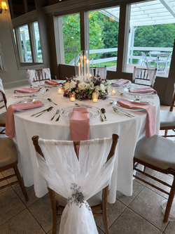 centre de table en fleurs naturelles et bougies