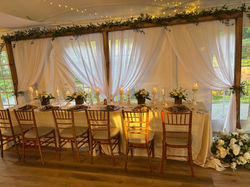 table rectangulaire décorée de façon rustique chic avec fleurs naturelles