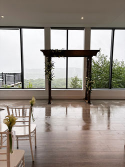 arche de bois brune décorée avec des callas