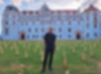 Ottmar Wörl inmitten seiner Mathilde-Figuren vor dem Celler Schloss. (Foto: Klaus M. Frieling)