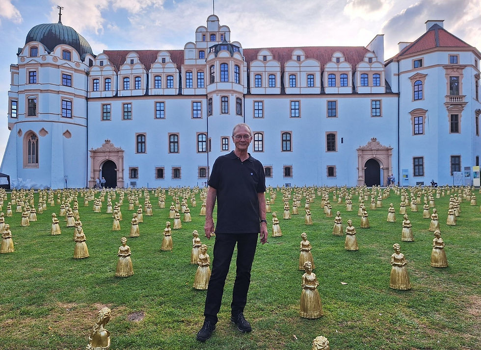 Ottmar Wörl inmitten seiner Mathilde-Figuren vor dem Celler Schloss. (Foto: Klaus M. Frieling)
