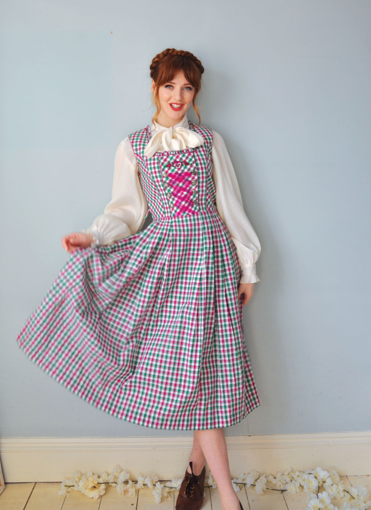 Gingham dirndl with lovely floral motif