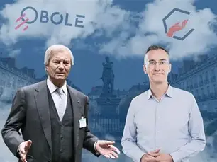 Distribution de tract pour "La Dame de Pierre", une comédie musicale produite par V. Bolloré et P.-E. Stérin