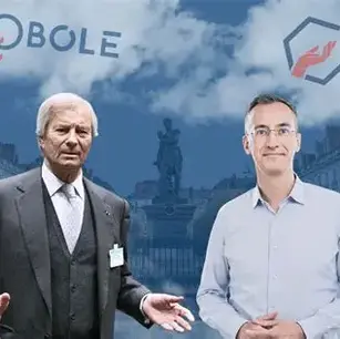 Distribution de tract pour "La Dame de Pierre", une comédie musicale produite par V. Bolloré et P.-E. Stérin