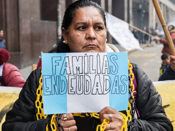 Endeudarse para comer también enferma