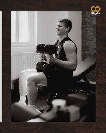 Johannes Patrick (MHP Riesen Ludwigsburg) trainiert mit Kurzhanteln, co Physio Logo oben rechts, schwarzweißes Foto