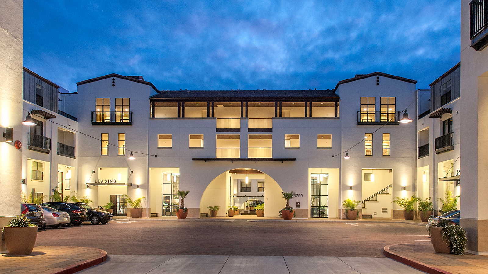 Colonnade, Los Altos
