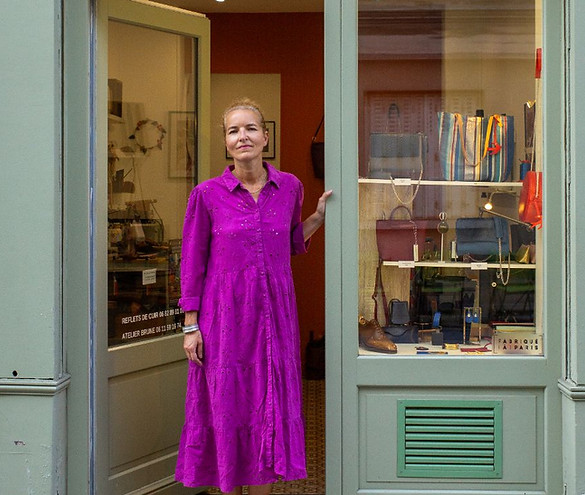 Vania maroquinière devant son atelier
