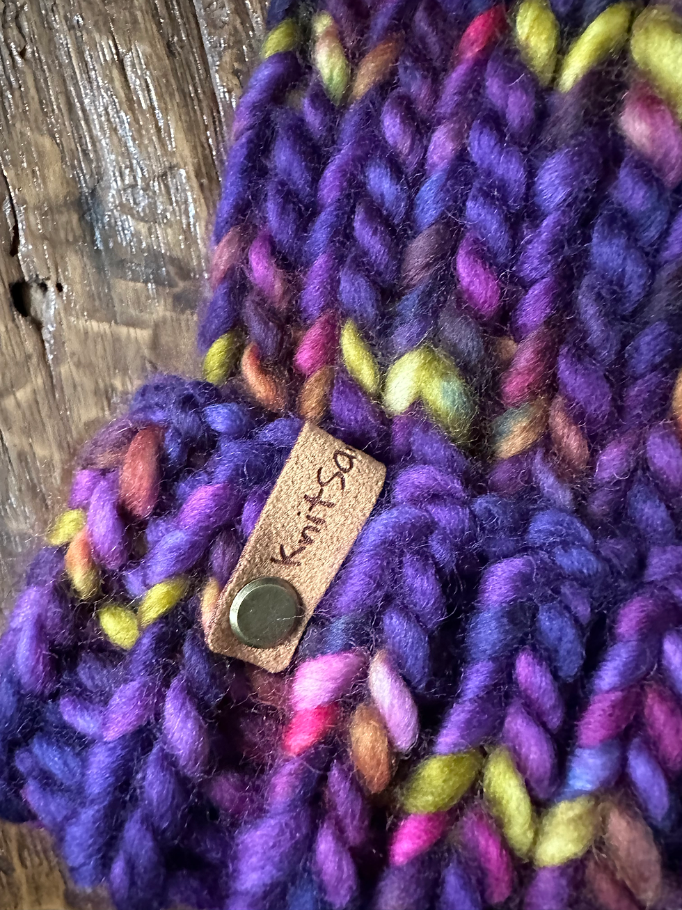 Thumbnail: Luxury Merino Wool Super Bulky Ribbed Brimmed Pom Pom Hat - Raisin