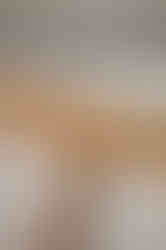 È la sua capacità di adattarsi, di incarnare la bellezza della varietà, che lo rende un'opzione affascinante per coloro che cercano non solo mobili, ma un'esperienza sensoriale.