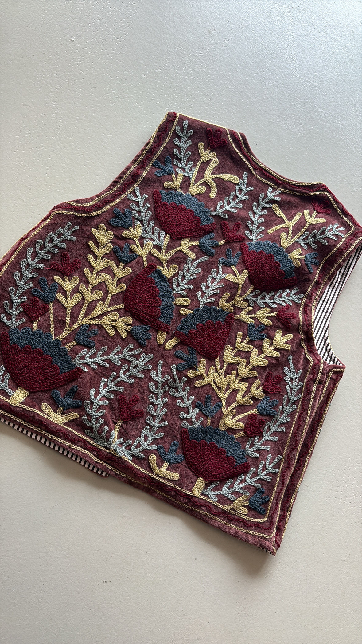 Samt Gilet Boho Brown - Red Flowers