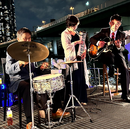 チョモランマさん演奏写真.png