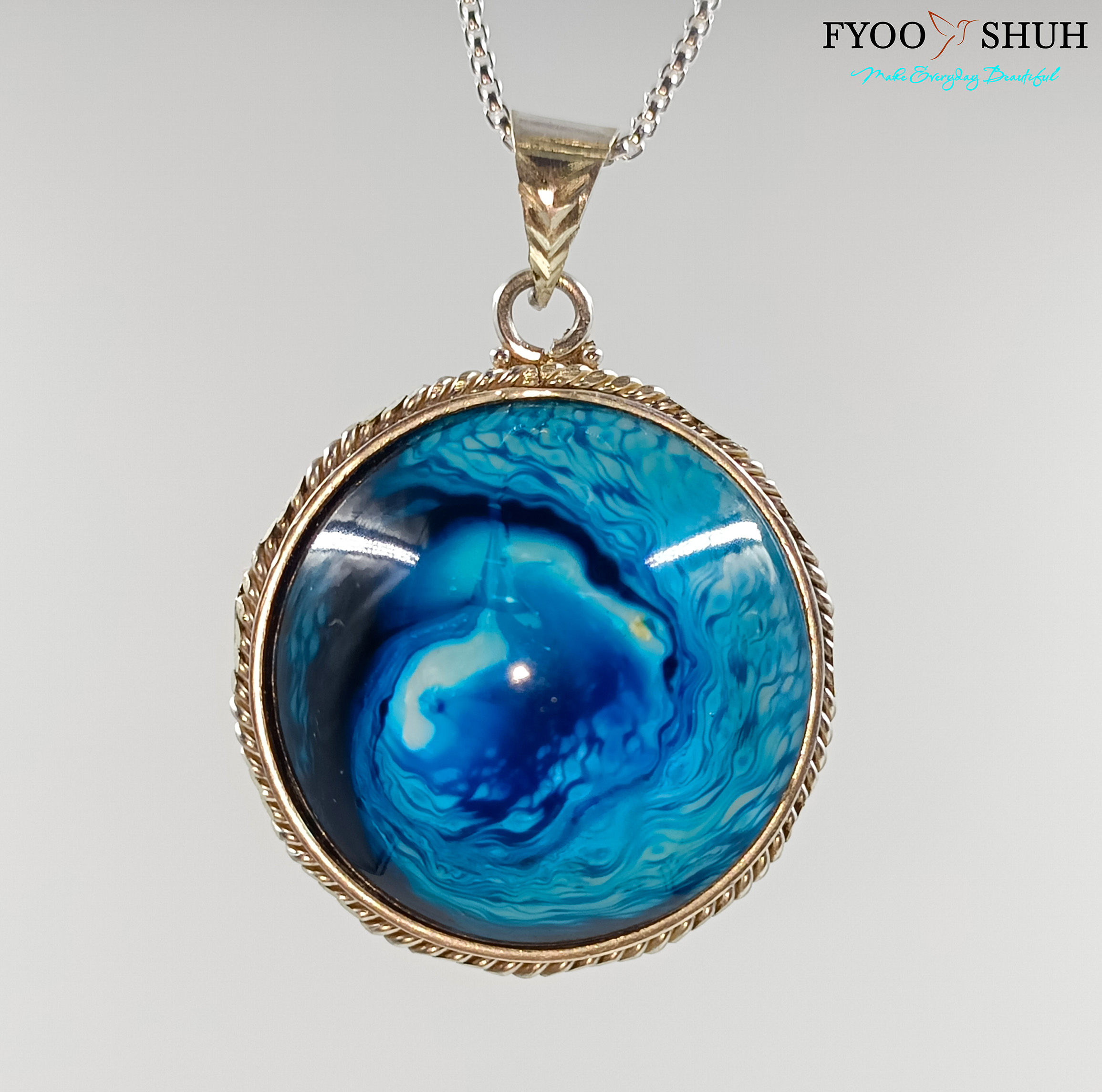 Blue oceans pendant in dotted frame