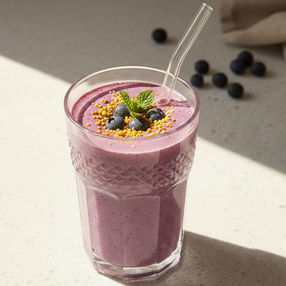 Blaubeer Smoothie mit Bluetenpoolen im Glas