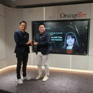 Jeffrey receiving Q4/2019 Top Achiever Award.