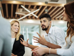Strategisch overleg tussen jonge ondernemers over vaste prijs boekhouder voor groeiende BV in ’t Gooi