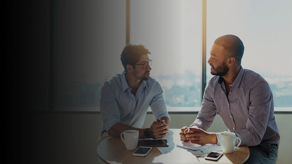 Twee ondernemers in gesprek tijdens een kennismaking met Vertex Accountancy over boekhouding, belastingen en financiële groei.