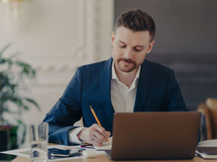 Ondernemer werkt aan financiële planning en cijfers ter voorbereiding op Q4.