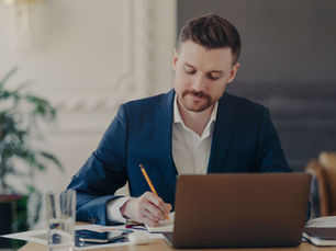 Ondernemer werkt aan financiële planning en cijfers ter voorbereiding op Q4.