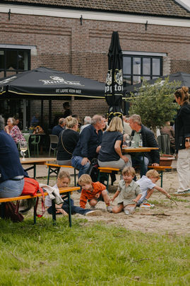 Sfeervolle festivalsetting tijdens Druif Wijnfestival Hilversum.