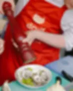 Druif medewerker serveert wijn tijdens wijnfestival